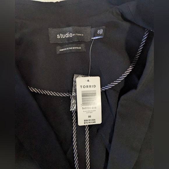 Studio by Torrid Black Ruched Sleeves Blazer | Size 00 - Picture 3 of 5